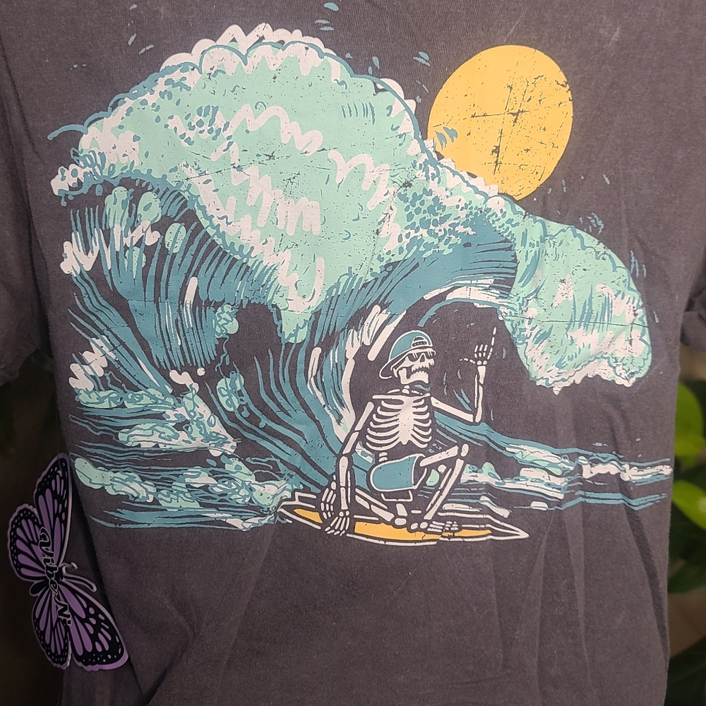 Vibe N' gray graphic tee cropped Malibu CA ocean surfing skeleton size small